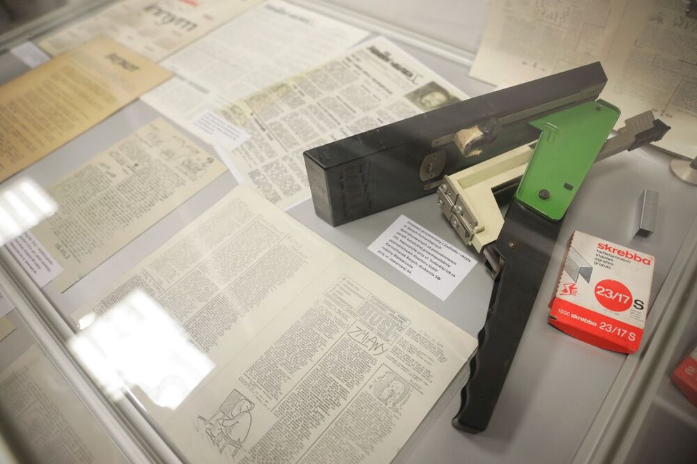 Pokaz aplikacji VR przedstawiającej konspiracyjną drukarnię „Solidarności Walczącej” i nadanie imienia Kornela Morawieckiego „Przystankowi Historia” we Wrocławiu – 14 listopada 2022. Fot. Mikołaj Bujak (IPN)