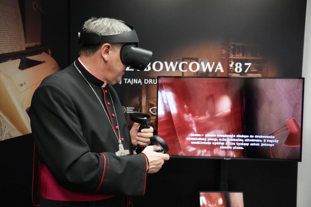 Pokaz aplikacji VR przedstawiającej konspiracyjną drukarnię „Solidarności Walczącej” i nadanie imienia Kornela Morawieckiego „Przystankowi Historia” we Wrocławiu – 14 listopada 2022. Fot. Mikołaj Bujak (IPN)