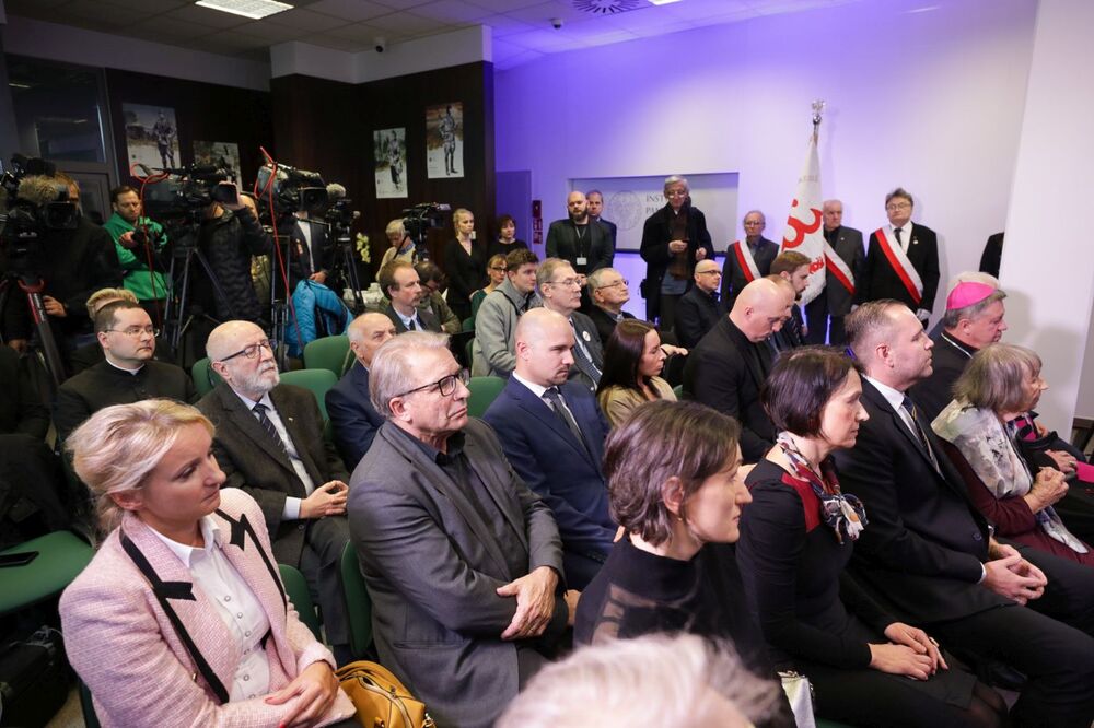 Pokaz aplikacji VR przedstawiającej konspiracyjną drukarnię „Solidarności Walczącej” i nadanie imienia Kornela Morawieckiego „Przystankowi Historia” we Wrocławiu – 14 listopada 2022. Fot. Mikołaj Bujak (IPN)