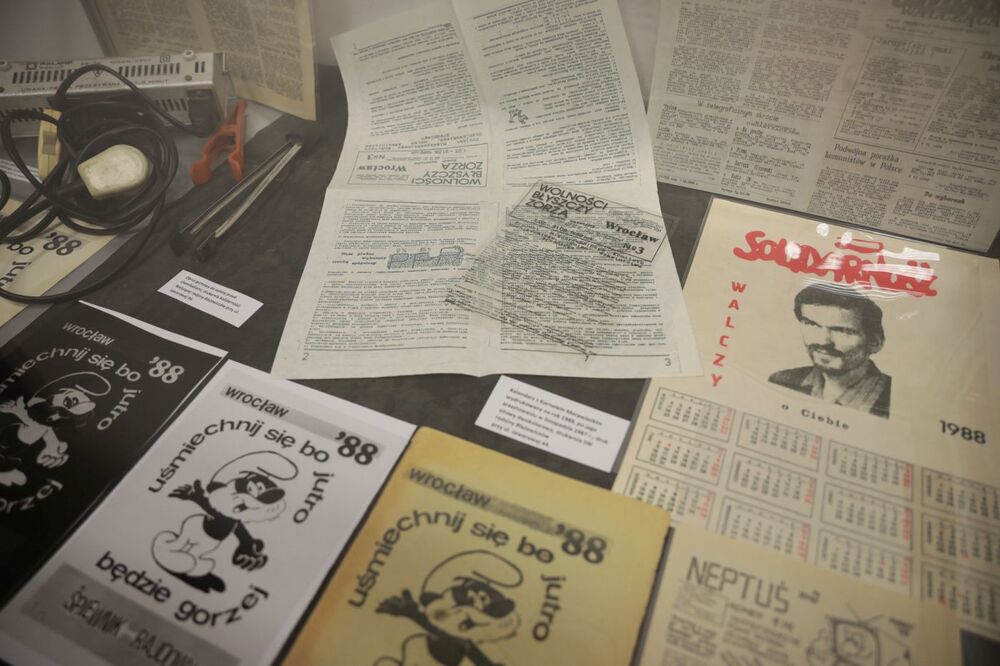 Pokaz aplikacji VR przedstawiającej konspiracyjną drukarnię „Solidarności Walczącej” i nadanie imienia Kornela Morawieckiego „Przystankowi Historia” we Wrocławiu – 14 listopada 2022. Fot. Mikołaj Bujak (IPN)