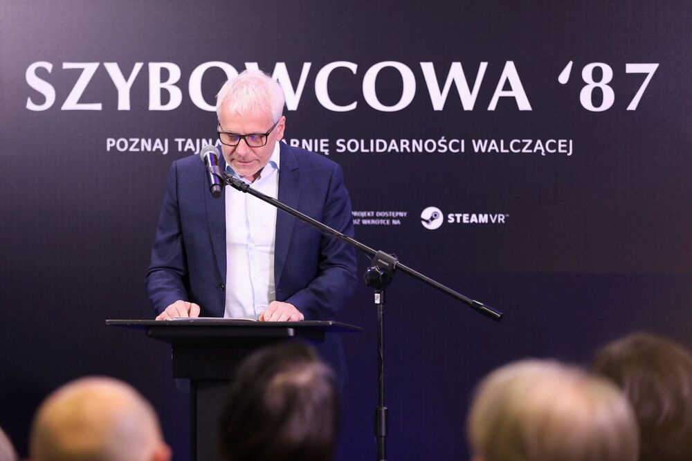 Uroczystość nadania imienia Kornela Morawieckiego „Przystankowi Historia” we Wrocławiu. List od premiera Mateusza Morawieckiego odczytał wojewoda dolnośląski Jarosław Obremski – 14 listopada 2022. Fot. Mikołaj Bujak (IPN)