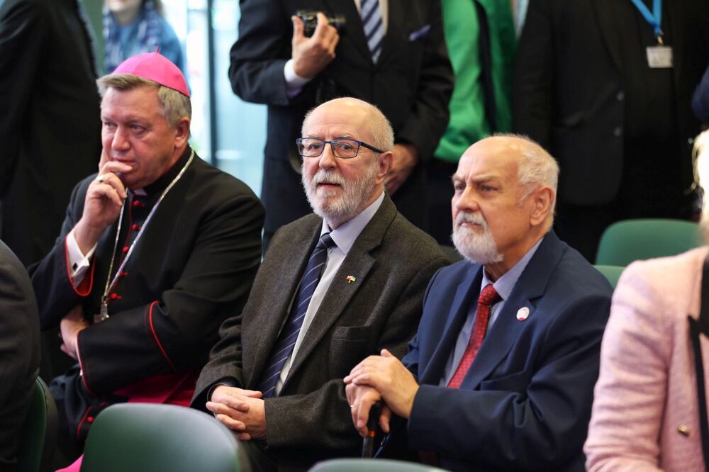 Pokaz aplikacji VR przedstawiającej konspiracyjną drukarnię „Solidarności Walczącej” i nadanie imienia Kornela Morawieckiego „Przystankowi Historia” we Wrocławiu – 14 listopada 2022. Fot. Mikołaj Bujak (IPN)