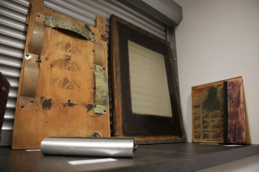 Pokaz aplikacji VR przedstawiającej konspiracyjną drukarnię „Solidarności Walczącej” i nadanie imienia Kornela Morawieckiego „Przystankowi Historia” we Wrocławiu – 14 listopada 2022. Fot. Mikołaj Bujak (IPN)