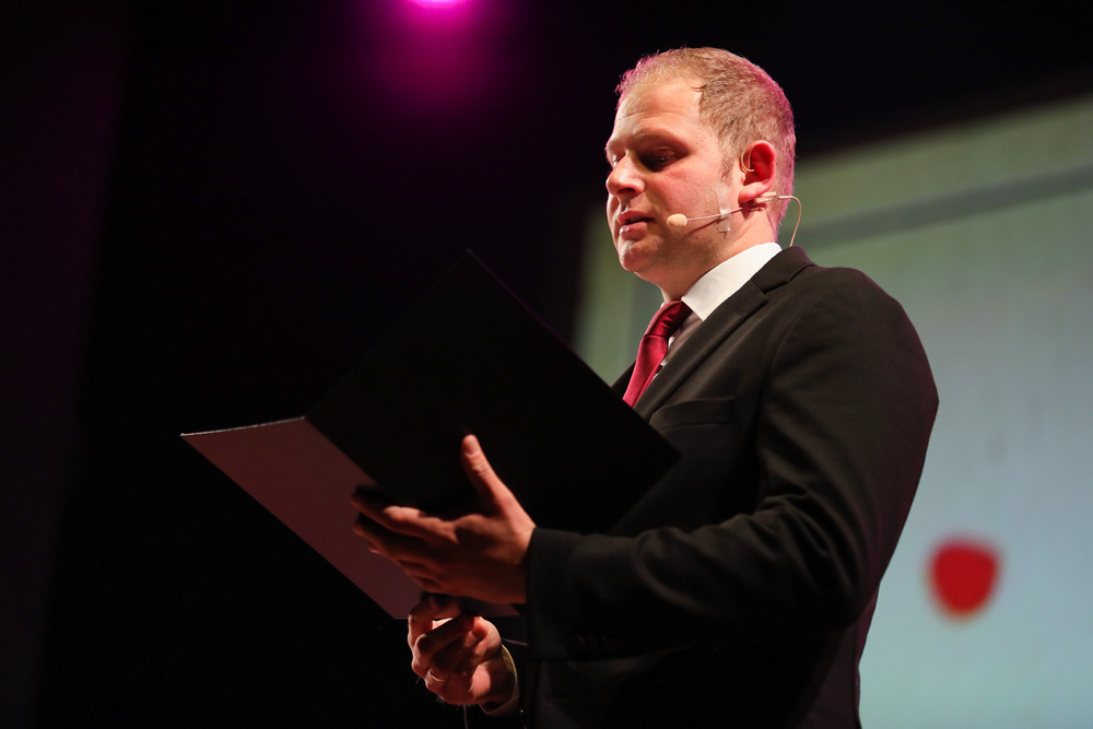 Koncert „… w drodze”. Krystian Iwanow, dyrektor Biura Wydarzeń Kulturalnych – Wrocław, 14 listopada 2022. Fot. Mikołaj Bujak (IPN)