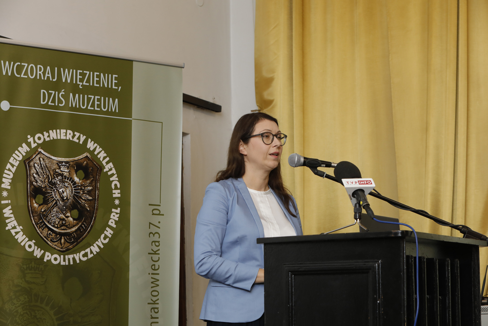 Mec. Anna Szeląg. Inauguracja VI mazowieckiej edycji projektu edukacyjnego IPN „Łączka i inne miejsca poszukiwań” – Warszawa, 15 listopada 2022. Fot. Piotr Życieński (IPN)