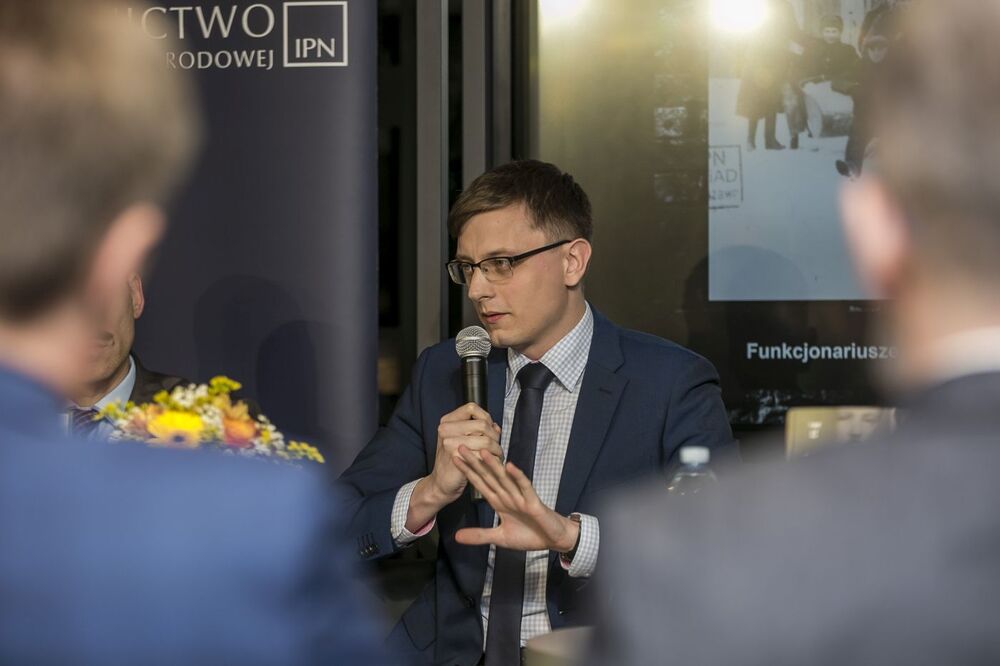 Paweł Niziołek podczas dyskusji wokół serii wydawniczej „Leksykon bezpieki. Kadra kierownicza aparatu bezpieczeństwa (1944–1956) – 16 listopada 2022. Fot. Katarzyna Adamów (IPN)