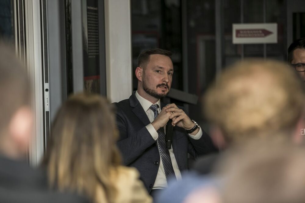 Radosław Kurek podczas dyskusji wokół serii wydawniczej „Leksykon bezpieki. Kadra kierownicza aparatu bezpieczeństwa (1944–1956)” – 16 listopada 2022. Fot. Katarzyna Adamów (IPN)