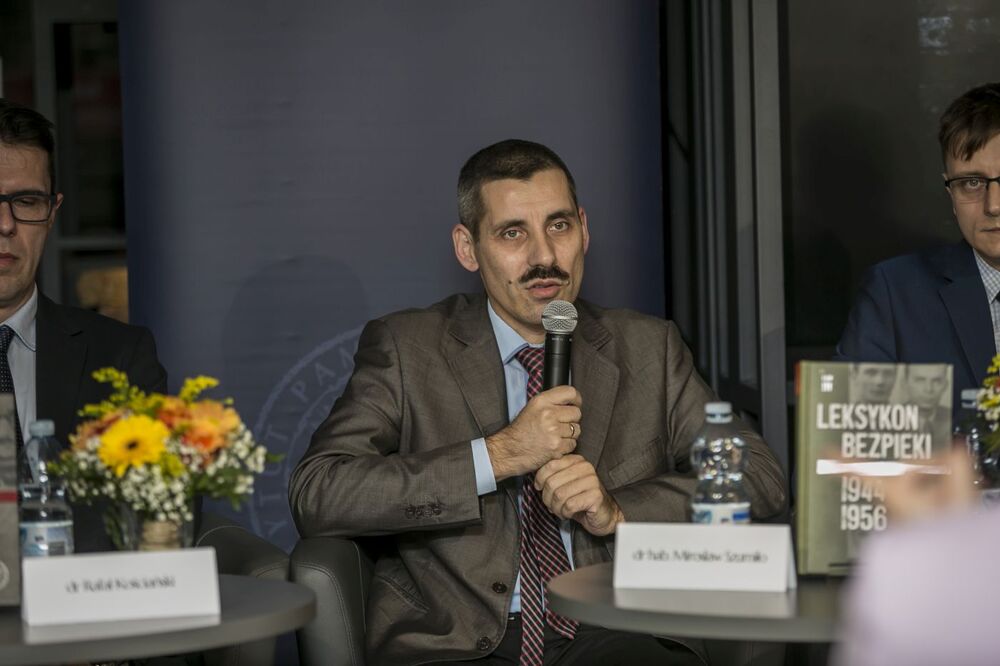 Dr hab. Mirosław Szumiło podczas dyskusji wokół serii wydawniczej „Leksykon bezpieki. Kadra kierownicza aparatu bezpieczeństwa (1944–1956)” – 16 listopada 2022. Fot. Katarzyna Adamów (IPN)