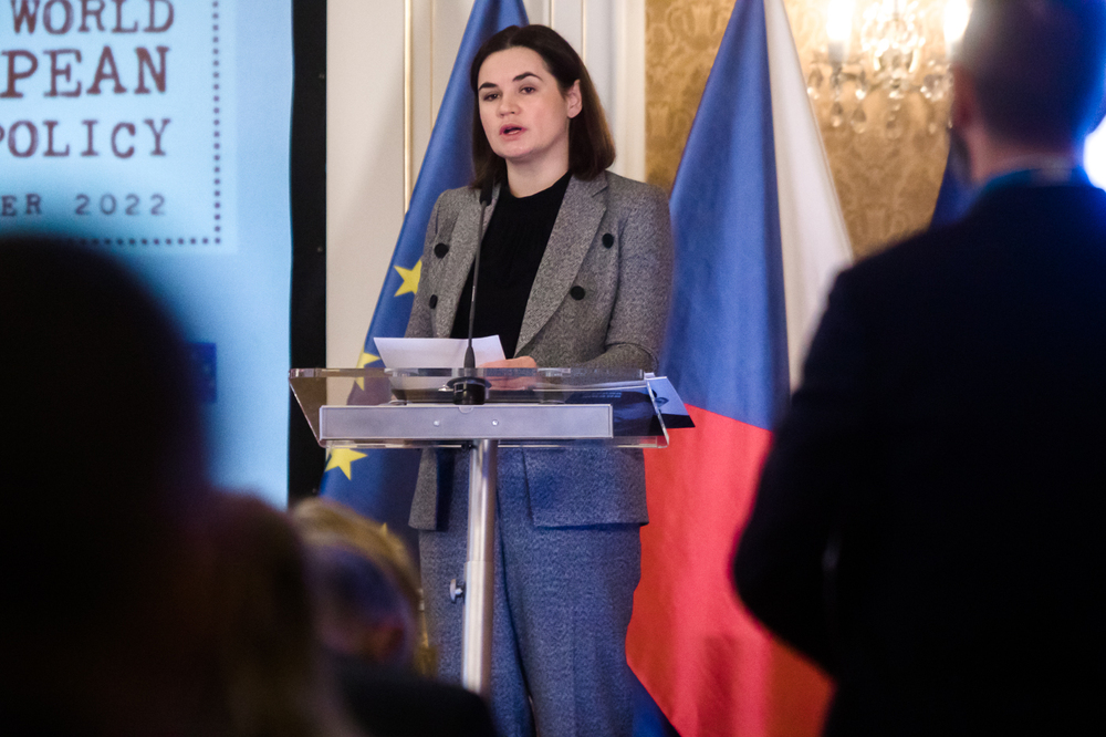 Swiatłana Cichanouska, liderka opozycji białoruskiej. Konferencja „Wojna hybrydowa Rosji przeciwko demokratycznemu światu. Wyzwanie dla europejskiej polityki pamięci” – Praga (Czechy), 16–18 listopada 2022. Fot. Sławek Kasper (IPN)