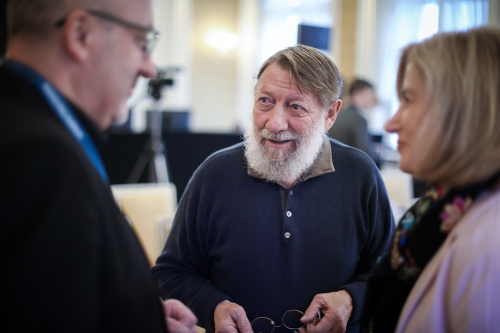 Na pierwszym planie francuski historyk Stéphane Courtois. Konferencja „Wojna hybrydowa Rosji przeciwko demokratycznemu światu. Wyzwanie dla europejskiej polityki pamięci” – Praga (Czechy), 16–18 listopada 2022. Fot. Sławek Kasper (IPN)