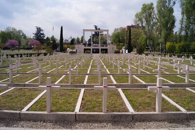 Widok z cmentarza na ołtarz zwieńczony monumentalnym baldachimem. Pod ołtarzem jest pomieszczenie z multimedialnym panelem informacyjnym o kampanii włoskiej 2. Korpusu. Fot. Adam Siwek 2015