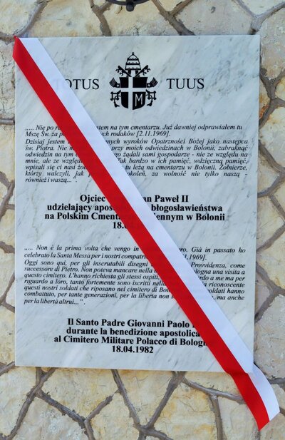 Tablica upamiętniająca wizytę papieża Jana Pawła II na cmentarzu 18 kwietnia 1982 r. Odsłonięto ją w czasie uroczystości w kwietniu 2015 r. Fot. Adam Siwek 2015