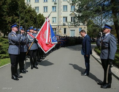 Minister Mariusz Błaszczak oddaje honory sztandarowi Policji