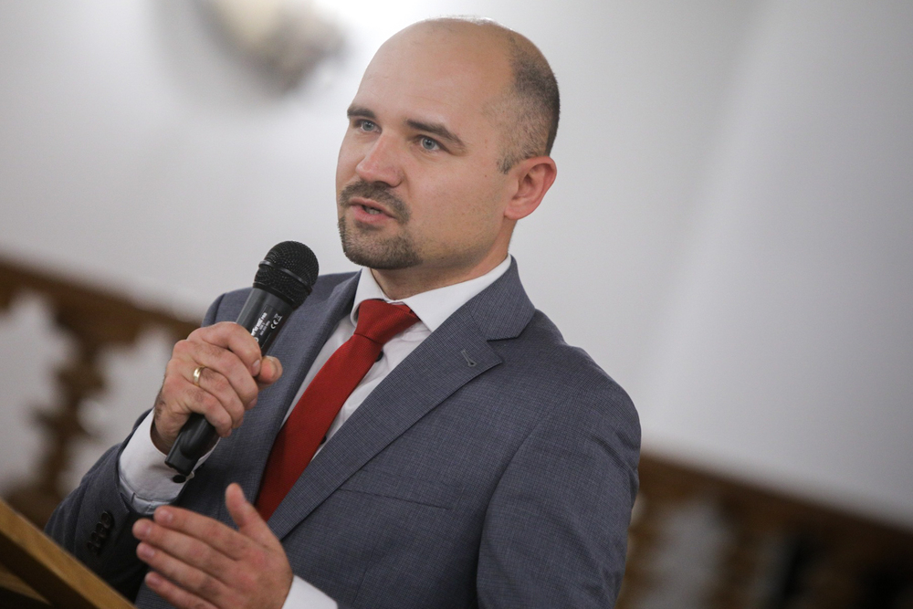 Dyrektor Oddziału IPN we Wrocławiu dr Kamil Dworaczek podczas otwarcia Przystanku Historia w Brzegu – 23 listopada 2022. Fot. Sławek Kasper (IPN)