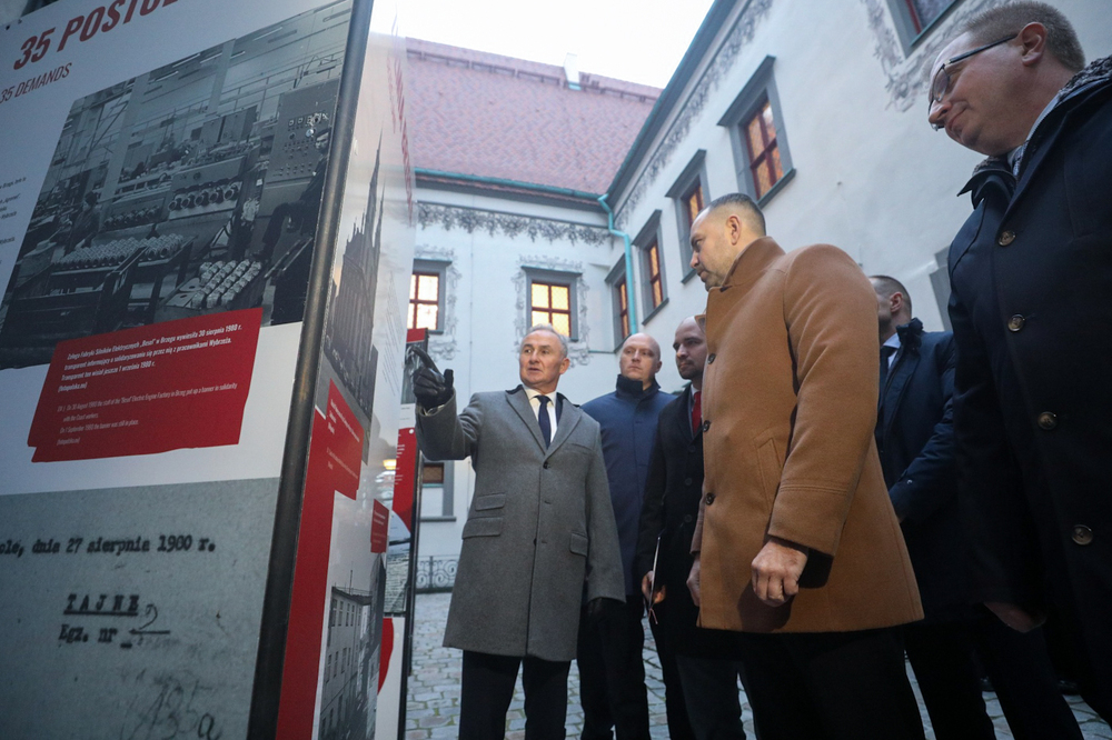 Zwiedzanie wystawy „TU rodziła się Solidarność” podczas inauguracji Przystanku Historia w Brzegu – 23 listopada 2022. Fot. Sławek Kasper (IPN)