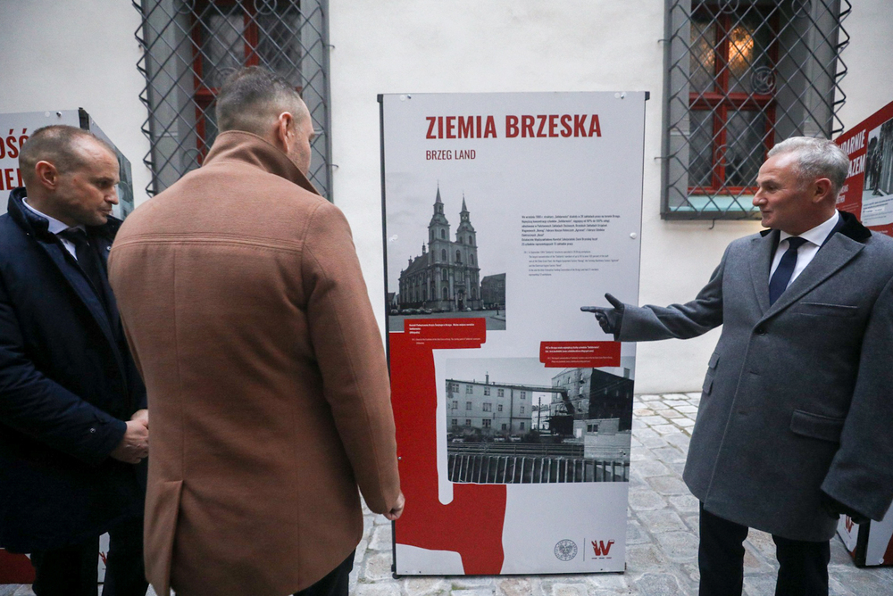 Zwiedzanie wystawy „TU rodziła się Solidarność” podczas inauguracji Przystanku Historia w Brzegu – 23 listopada 2022. Fot. Sławek Kasper (IPN)