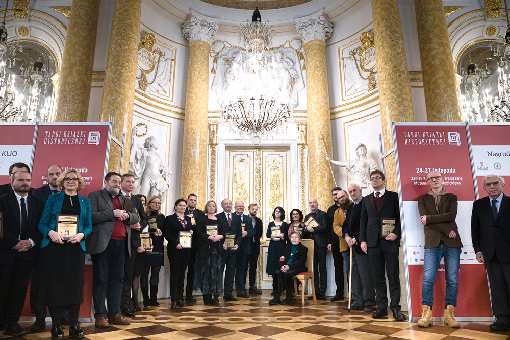 Laureaci Nagrody Klio podczas uroczystej gala otwarcia XXX Targów Książki Historycznej w Warszawie – 24 listopada 2022. Fot. Sławek Kasper (IPN)