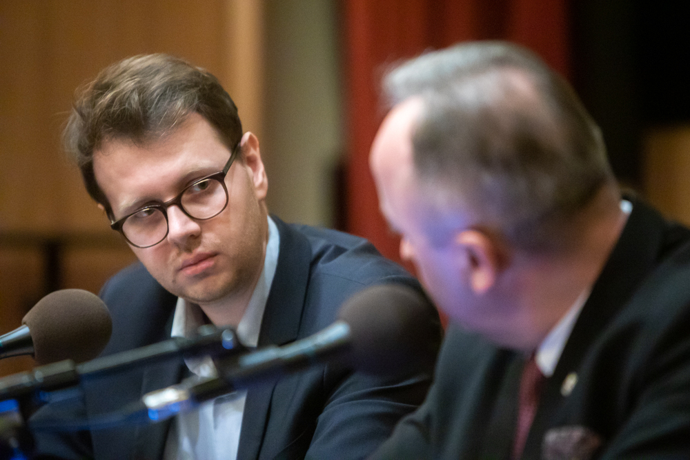 XXX Targi Książki Historycznej w Warszawie i rozmowa dr. hab. Karola Polejowskiego (P) z Kamilem Jabłczyńskim (L) na temat dekomunizacji w Polsce – 24 listopada 2022. Fot. Sławek Kasper (IPN)