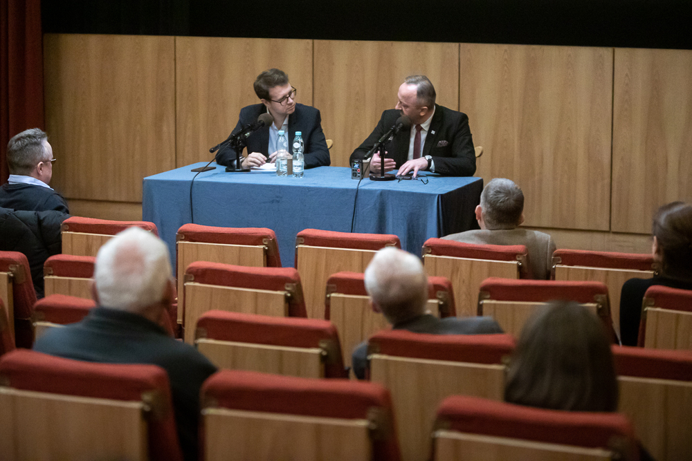 XXX Targi Książki Historycznej w Warszawie i rozmowa dr. hab. Karola Polejowskiego (P) z Kamilem Jabłczyńskim (L) na temat dekomunizacji w Polsce – 24 listopada 2022. Fot. Sławek Kasper (IPN)