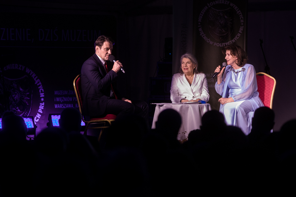 Halina Frąckowiak, Krystyna Prońko i Marcin Kwaśny podczas koncertu  „Wolność i nadzieja” – Warszawa, 27 listopada 2022. Fot. Sławek Kasper (IPN)