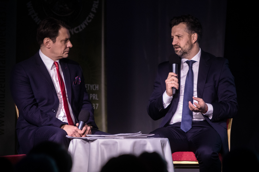 Marcin Kwaśny i Filip Frąckowiak podczas koncertu  „Wolność i nadzieja” – Warszawa, 27 listopada 2022. Fot. Sławek Kasper (IPN)