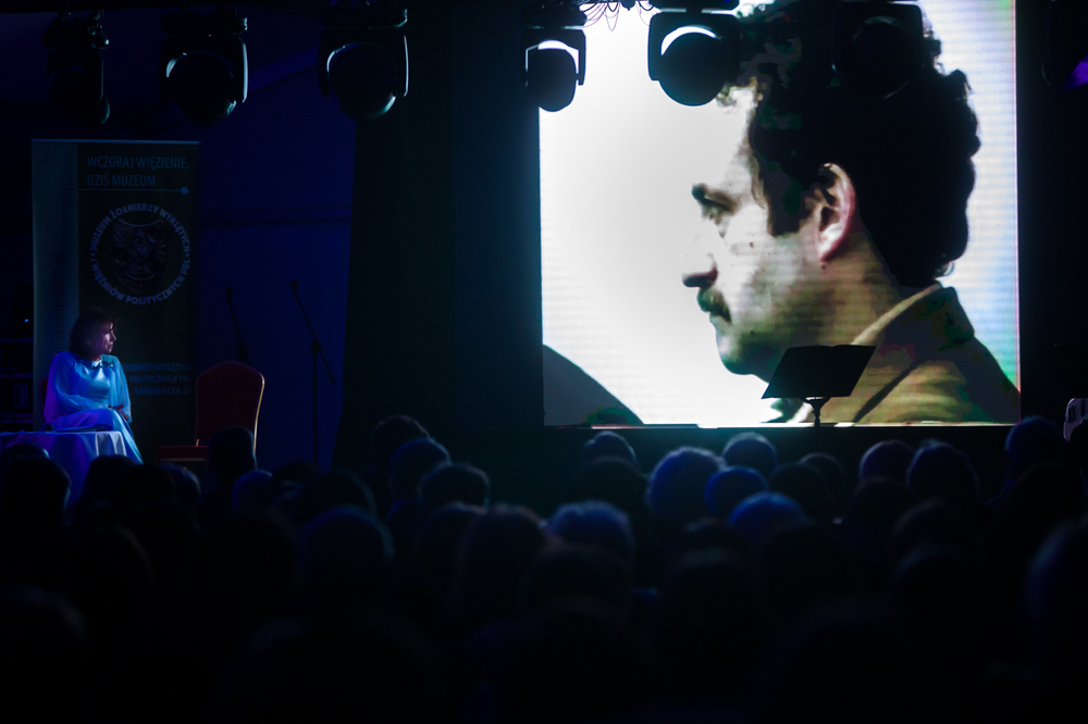 Koncert „Wolność i nadzieja”. Halina Frąckowiak i archiwalne zdjęcie Józefa Szaniawskiego – Warszawa, 27 listopada 2022. Fot. Sławek Kasper (IPN)