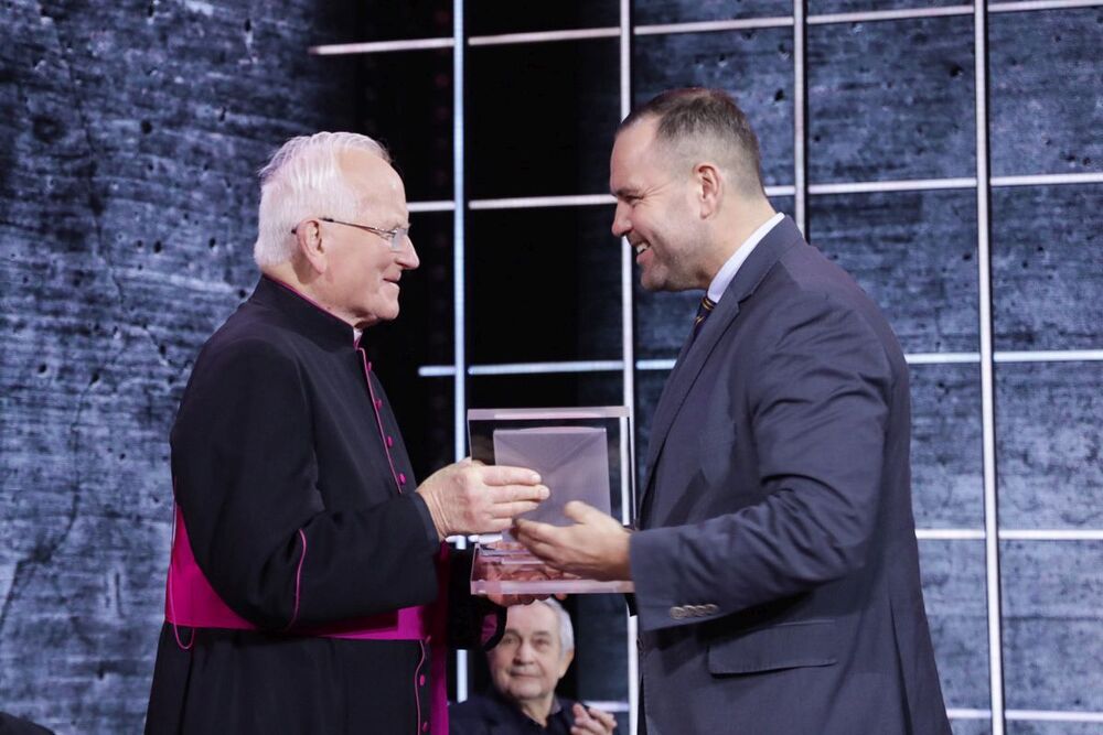 „Paszport wolności” ks. Janowi Sikorskiemu wręczył prezes Instytutu Pamięci Narodowej dr Karol Nawrocki – Warszawa, 28 listopada 2022. Fot. Mikołaj Bujak (IPN)