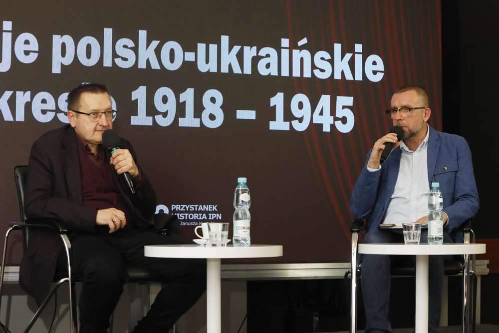Od lewej: dr hab. Jan Pisuliński, Rafał Dudkiewicz. Dyskusja „Relacje polsko-ukraińskie w okresie 1918-1945” z cyklu „Historia zza kulis” – Warszawa, 28 listopada 2022. Fot. Piotr Życieński (IPN)