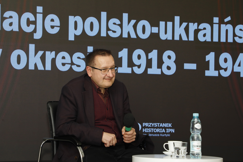 Dr hab. Jan Pisuliński podczas dyskusji „Relacje polsko-ukraińskie w okresie 1918-1945” z cyklu „Historia zza kulis” – Warszawa, 28 listopada 2022. Fot. Piotr Życieński (IPN)