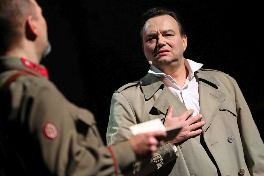 Spektakl „Obywatel Junod”  – Teatr Syrena w Warszawie, 29 listopada 2022. Fot. Mikołaj Bujak (IPN)