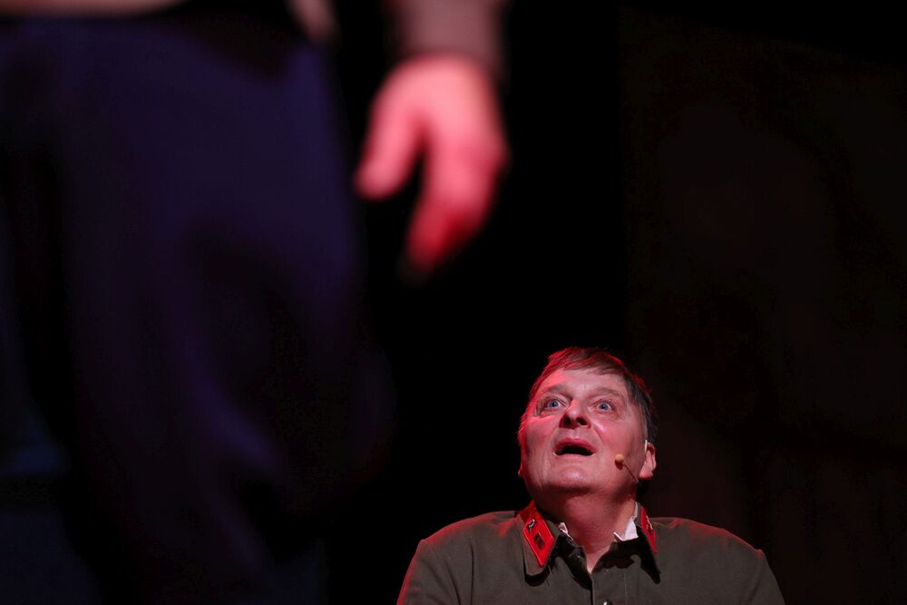 Spektakl „Obywatel Junod”  – Teatr Syrena w Warszawie, 29 listopada 2022. Fot. Mikołaj Bujak (IPN)