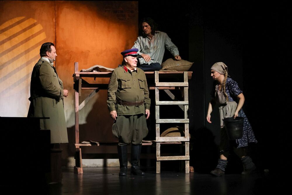 Spektakl „Obywatel Junod”  – Teatr Syrena w Warszawie, 29 listopada 2022. Fot. Mikołaj Bujak (IPN)