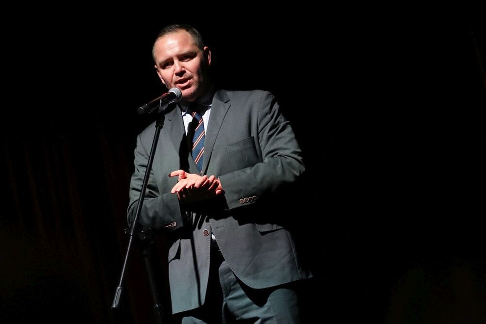 Dr Karol Nawrocki, prezes Instytutu Pamięci Narodowej, przed spektaklem „Obywatel Junod”  – Teatr Syrena w Warszawie, 29 listopada 2022. Fot. Mikołaj Bujak (IPN)