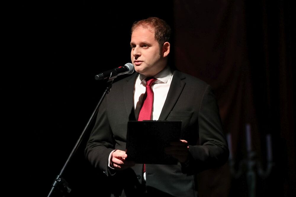 Krystian Iwanow, dyrektor Biura Wydarzeń Kulturalnych IPN, przed spektaklem „Obywatel Junod”  – Teatr Syrena w Warszawie, 29 listopada 2022. Fot. Mikołaj Bujak (IPN)