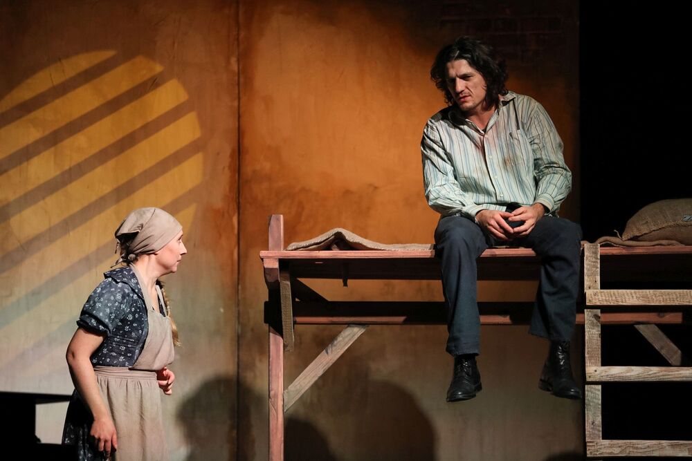 Spektakl „Obywatel Junod”  – Teatr Syrena w Warszawie, 29 listopada 2022. Fot. Mikołaj Bujak (IPN)