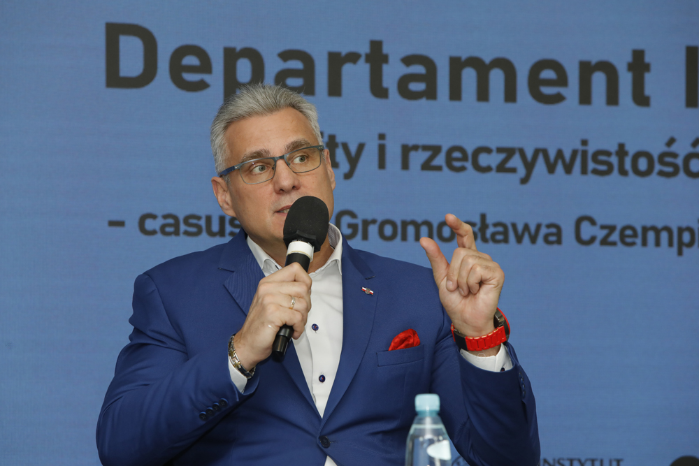 Spotkanie „Departament I SB – mity i rzeczywistość – casus płk. Gromosława Czempińskiego” z cyklu „Tajemnice bezpieki”. Na zdj. Piotr Woyciechowski, prowadzący spotkanie – Warszawa, 29 listopada 2022. Fot. Piotr Życieński (IPN)