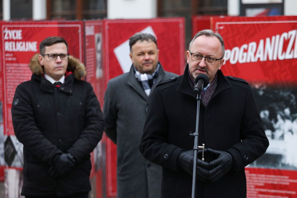 Prezentacja wystawy „»Jesteśmy Polakami«. Związek Polaków w Niemczech”. Na zdj. od prawej: dr hab. Karol Polejowski, zastępca prezesa IPN,  Adam Hlebowicz, dyrektor BEN IPN, dr Paweł Warot, dyrektor gdańskiego oddziału IPN – Warszawa, 2 grudnia 2022. Fot. Mikołaj Bujak (IPN)