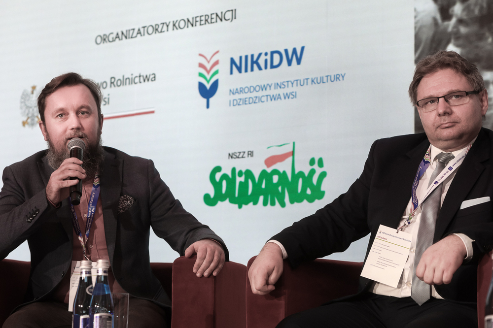 Dr Grzegorz Wołk (L) i dr hab. Mariusz Krzysztofiński (P) podczas debaty towarzyszącej obchodom 40. rocznicy Duszpasterstwa Rolników – Warszawa, 2 grudnia 2022. Fot. Sławek Kasper (IPN)