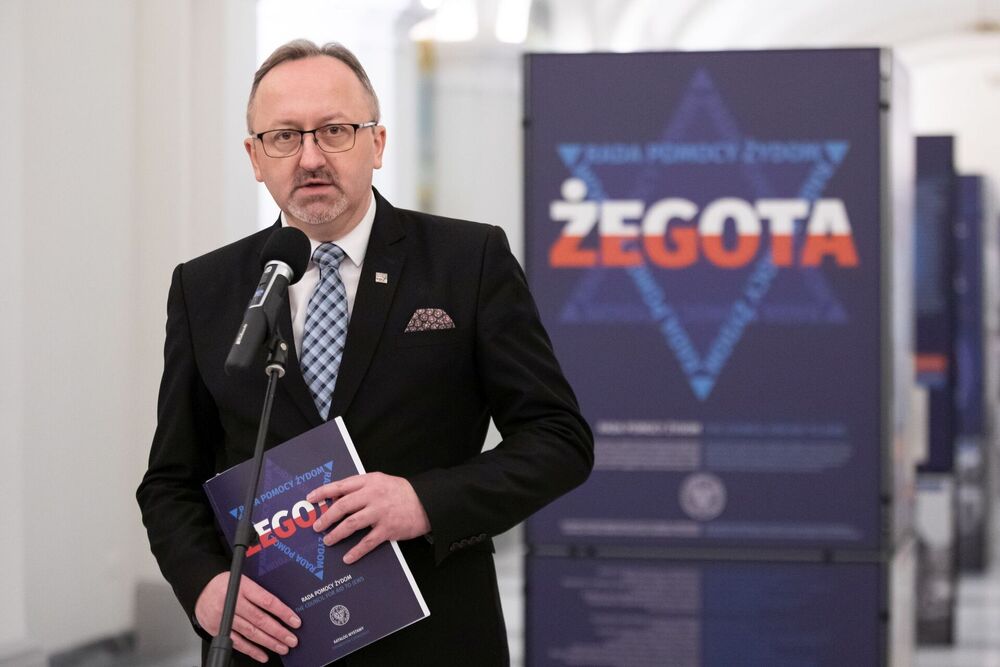 Dr hab. Karol Polejowski, wiceprezes IPN, podczas otwarcia wystawy Instytutu Pamięci Narodowej „»Żegota« – Rada Pomocy Żydom” – Warszawa, 2 grudnia 2022. Fot. Mikołaj Bujak (IPN)