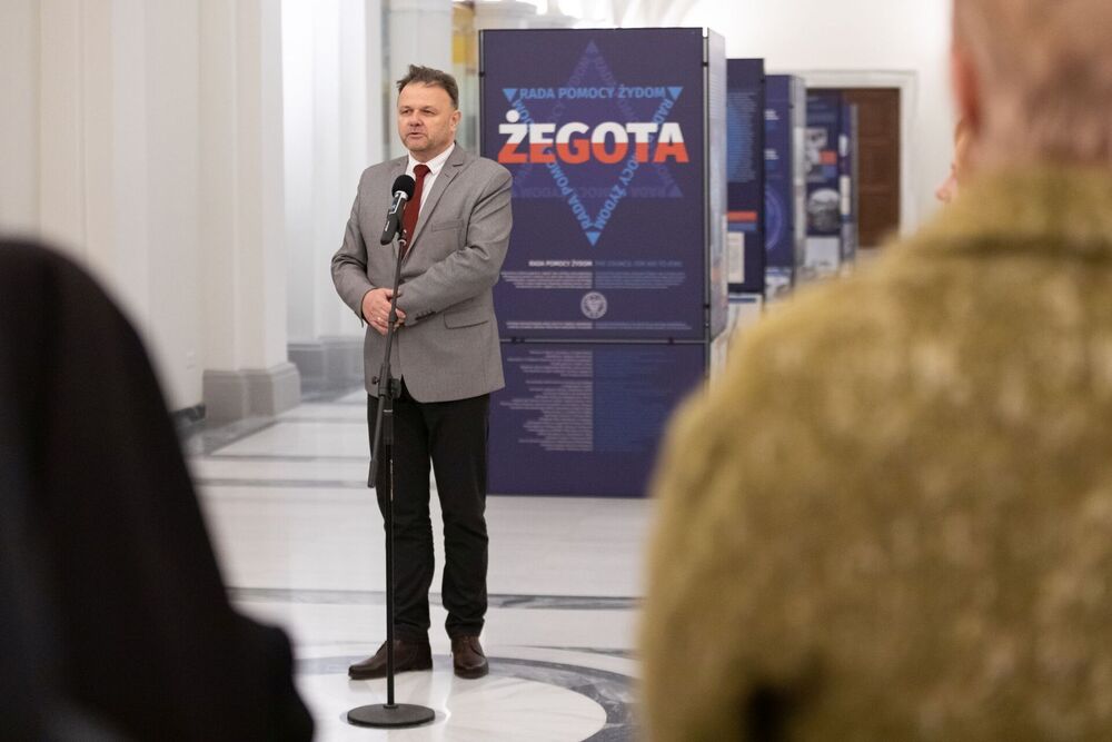 Adam Hlebowicz, dyrektor Biura Edukacji Narodowej IPN podczas otwarcia wystawy Instytutu Pamięci Narodowej „»Żegota« – Rada Pomocy Żydom” – Warszawa, 2 grudnia 2022. Fot. Mikołaj Bujak (IPN)