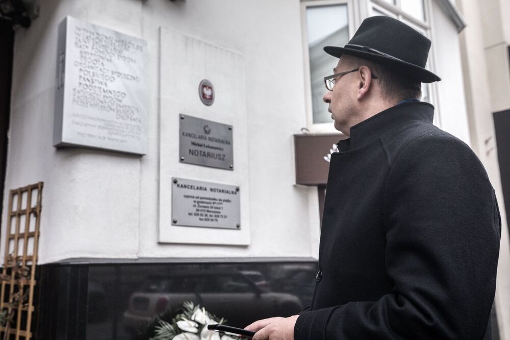 W rocznicę powstania „Żegoty” dr Mateusz Szpytma, zastępca prezesa IPN, złożył kwiaty pod tablicą umieszczoną na kamienicy przy ul. Żurawiej w Warszawie, gdzie w latach 1942–44 mieścił się tajny sekretariat Rady Pomocy Żydom – 4 grudnia 2022. Fot. Sławek Kasper (IPN)