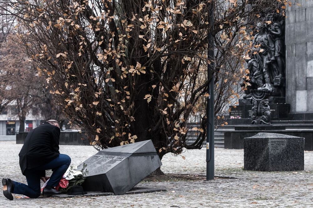 W rocznicę powstania „Żegoty” dr Mateusz Szpytma, zastępca prezesa IPN, złożył kwiaty przed upamiętnieniem Rady Pomocy Żydom obok Muzeum Historii Żydów Polskich POLIN w Warszawie – 4 grudnia 2022. Fot. Sławek Kasper (IPN)