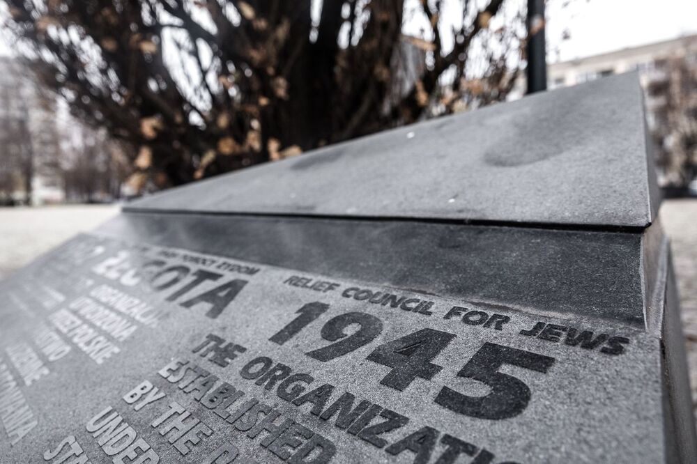 W rocznicę powstania „Żegoty” dr Mateusz Szpytma, zastępca prezesa IPN, złożył kwiaty przed upamiętnieniem Rady Pomocy Żydom obok Muzeum Historii Żydów Polskich POLIN w Warszawie – 4 grudnia 2022. Fot. Sławek Kasper (IPN)