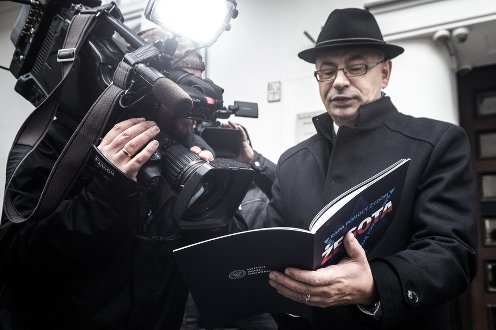 W rocznicę powstania „Żegoty” dr Mateusz Szpytma, zastępca prezesa IPN, złożył kwiaty pod tablicą umieszczoną na kamienicy przy ul. Żurawiej w Warszawie, gdzie w latach 1942–44 mieścił się tajny sekretariat Rady Pomocy Żydom – 4 grudnia 2022. Fot. Sławek Kasper (IPN)