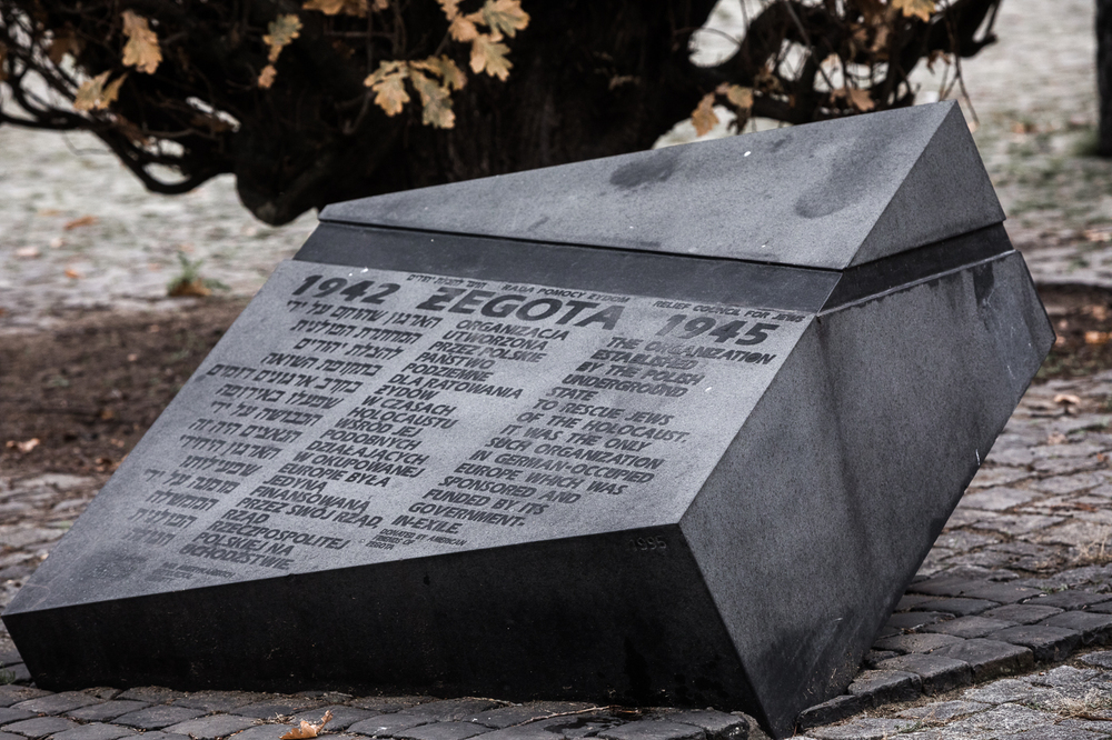 W rocznicę powstania „Żegoty” dr Mateusz Szpytma, zastępca prezesa IPN, złożył kwiaty przed upamiętnieniem Rady Pomocy Żydom obok Muzeum Historii Żydów Polskich POLIN w Warszawie – 4 grudnia 2022. Fot. Sławek Kasper (IPN)