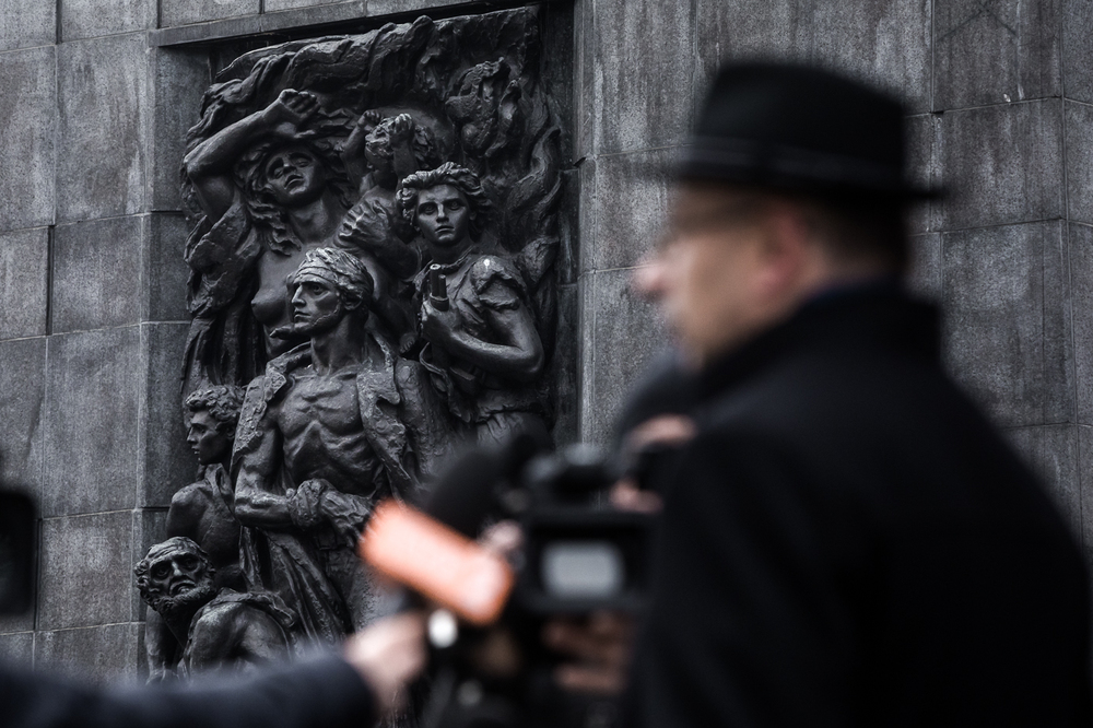 W rocznicę powstania „Żegoty” dr Mateusz Szpytma, zastępca prezesa IPN, złożył kwiaty przed upamiętnieniem Rady Pomocy Żydom obok Muzeum Historii Żydów Polskich POLIN w Warszawie – 4 grudnia 2022. Fot. Sławek Kasper (IPN)