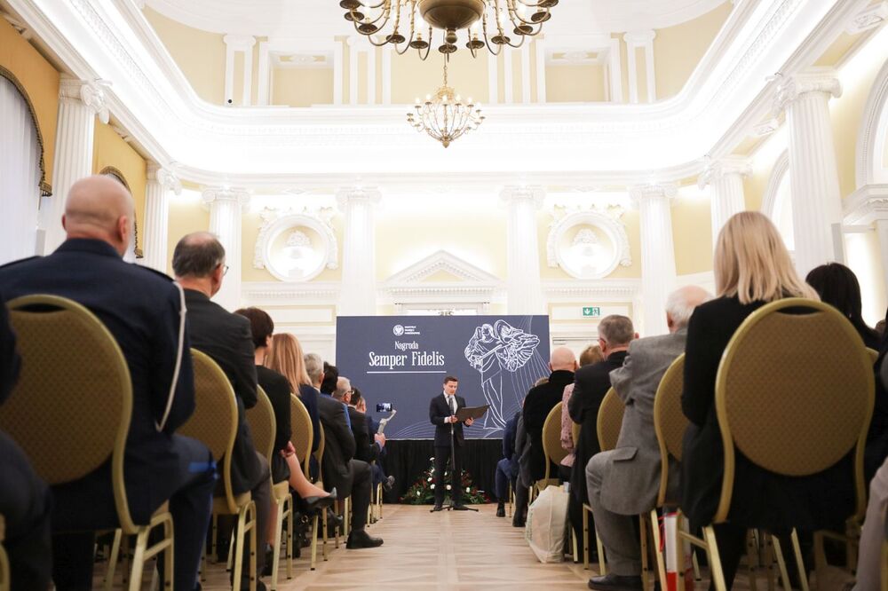 Uroczysta gala wręczenia nagród Instytutu Pamięci Narodowej „Semper Fidelis”. List od Marszałek Sejmu odczytał Christian Młynarek, zastępca Szefa Kancelarii Sejmu – Warszawa, 5 grudnia 2022. Fot. Mikołaj Bujak (IPN)