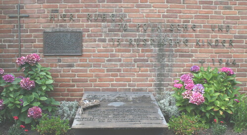 Upamiętnienie dzieci robotnic przymusowych na cmentarzu w Velpke. Zdjęcie z domeny publicznej