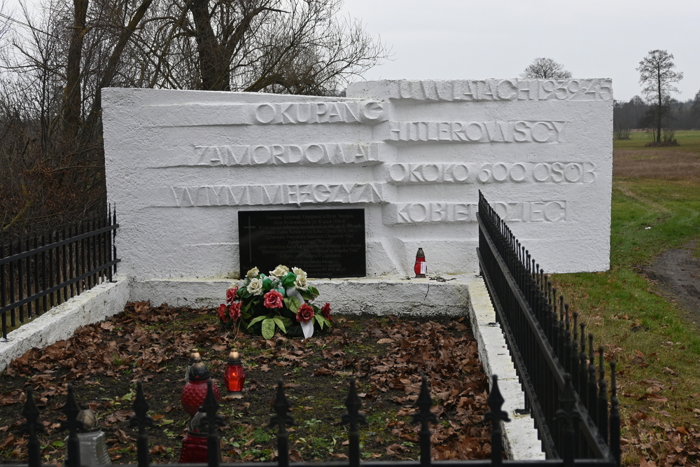 Grób na miejscu masowych straceń w Górkach Ciepielowskich – 6 grudnia 2022. Fot. Michał Adamczyk (IPN)