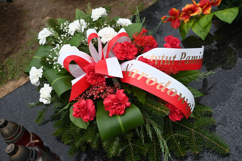 Kwiaty złożone w hołdzie ofiarom niemieckich mordów – Ciepielów, 6 grudnia 2022. Fot. Michał Adamczyk (IPN)